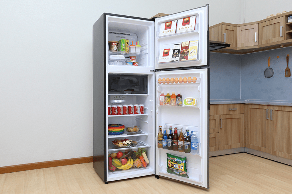 Bên trong tủ lạnh Sharp là không gian chứa đồ rộng rãi